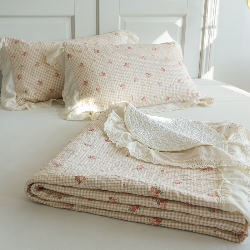 how to layer a bed with a coverlet