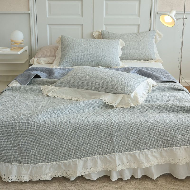 how to layer a bed with a coverlet