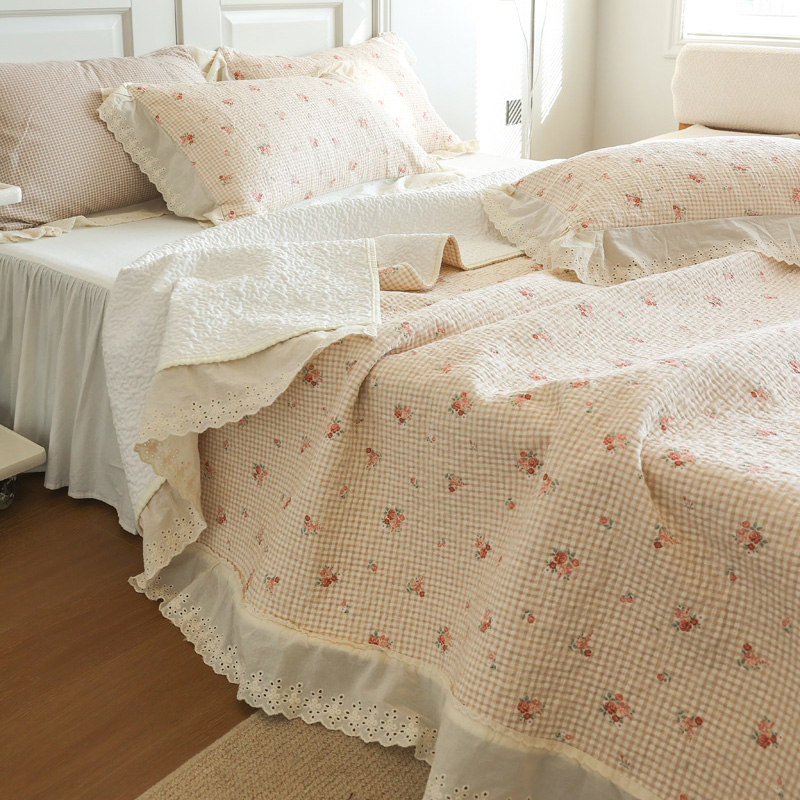 how to layer a bed with a coverlet